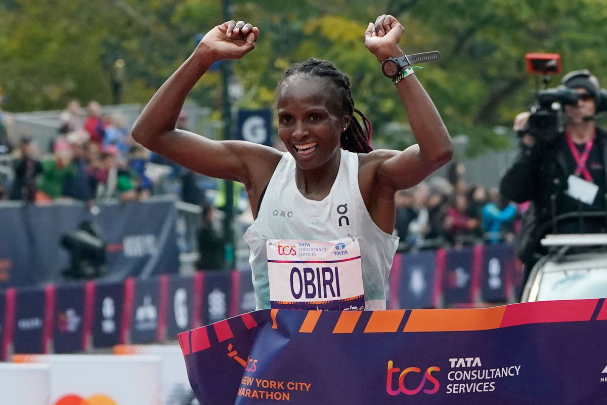 El etíope Tamarit Tola y la keniana Hellen Obiri